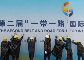 PEKERJA menurunkan panel Forum Kedua Inisiatif Jalur dan Laluan di Beijing pada 27 April 2019. – AFP