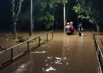 SALAH sebuah kampung yang dinaiki air dalam kejadian banjir di Baling malam  tadi.