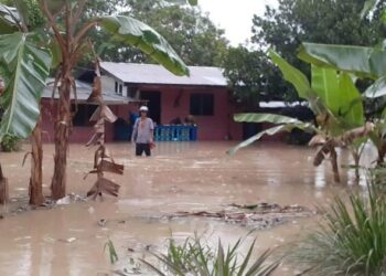 SALAH sebuah rumah yang dinaiki air dalam kejadian banjir di Kuala Nerang, Padang Terap hari ini.