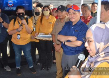 Hajiji mendengar taklimat oleh Sekretariat Sabah Maju Jaya ketika mengunjungi pameran SMJ di Perkampungan Rumah Budaya.