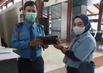 HALIMAH (kanan) menemukan beg dompet mengandungi cek bernilai bilion rupiah di Lapangan Terbang Soekarno-Hatta.-TRIBUN JAKARTA