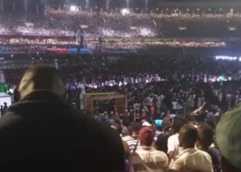 STADIUM Martyrs menerima jumlah pengunjung yang luar biasa sehingga melebihi kapasiti. - AGENSI