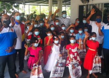 P. SASHITHARAN (kanan) bergambar bersama anak yatim penghuni rumah kebajikan, Persatuan Kebajikan Rakan Lutheran di Taman Sentosa, Klang, Selangor hari ini. - UTUSAN / ABDUL RAZAK IDRIS