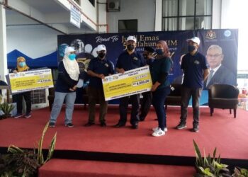 NOH (tengah) menyampaikan plakat sumbangan sempena Road To Jubli Emas 50 tahun Lembaga Kemajuan Ikan Malaysia (LKIM) kepada salah seorang penerima di Kompleks Perikanan LKIM Kuala Selangor, Kuala Selangor, Selangor semalam. - UTUSAN / MOHAMAD NAUFAL MOHAMAD IDRIS
