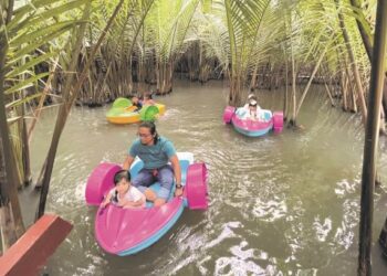 AKTIVITI bot pedal tangan menyelusuri laluan di celahan pokok nipah menjadi salah satu tarikan baharu di Restoran Nipah Klasik di Simpang Empat, Arau, Perlis. - UTUSAN/IZLIZAN OTHMAN