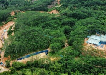 PEMANDANGAN dari udara kawasan yang didakwa menempatkan tapak perlombongan haram mineral disyaki REE di Hutan Simpan Bukit Enggang, Sik. – UTUSAN/SHAHIR NOORDIN