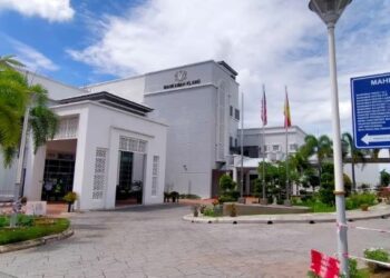 DUA lelaki mengaku tidak bersalah peras ugut seorang wanita yang mendorongnya menyerahkan wang tunai di Mahkamah Majistret, Klang, Selangor hari ini. - GAMBAR HIASAN