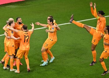 PEMAIN-pemain Belanda meraikan kejayaan menewaskan Qatar 2-0 dalam aksi terakhir peringkat kumpulan di Doha, kelmarin. – AFP
