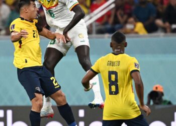 PENYERANG Senegal, Ismaila Sarr (tengah) melompat untuk mendapatkan bola selepas diasak dua pemain Ecuador dalam aksi Kumpulan A di Stadium Antarabangsa Khalifa, Doha, semalam. – AFP