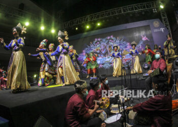PENARI tarian Melayu di malam pembukaan Kenduri Seni Melayu secara virtual di Batam. - AGENSI