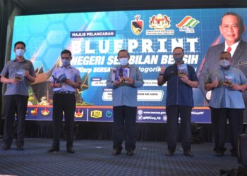 AMINUDDIN Harun (tengah) dan Rizalman (dua dari kanan) pada Majlis Pelancaran Blueprint (Rangka Tindakan) Negeri Sembilan Bersih-SWCorp Bersamamu #NogorikuRumahku di Seremban hari ini.-UTUSAN/ZAKKINA WATI AHMAD TARMIZI