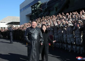 PEMIMPIN Korea Utara, Kim Jong-un bersama anak perempuannya ketika bertemu dengan pasukan tentera yang terlibat dalam pelancaran peluru berpandu. - AFP