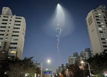 PENAMPAKAN objek sehingga menimbulkan lintasan bercahaya di ruang udara di Goyang, Korea Selatan.-AGENSI