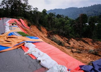 TANAH runtuh di Batang Kali, Selangor antara contoh pelantikan kontraktor secara runding boleh dibuat terus bagi kerja-kerja pembaikan dilaksanakan segera. – GAMBAR HIASAN