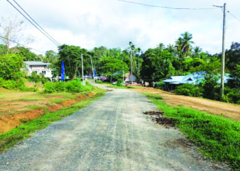JALAN Kampung Bantal Seberang ke Kampung Mat Daling dan Kampung Gusai sejauh lima kilometer di Ulu Tembeling, Jerantut, Pahang yang masih belum bertar.
