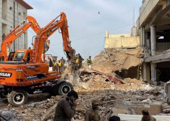 PIHAK berkuasa menggunakan jentera berat untuk membersihkan serpihan runtuhan masjid yang musnah dalam letupan bom di Peshawar, Pakistan. - AFP