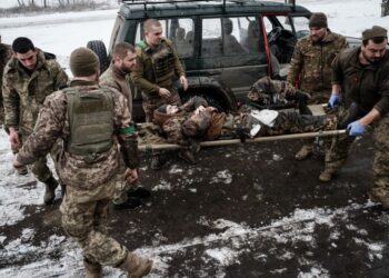 PASUKAN paramedik membantu seorang askar Ukraine yang cedera akibat terpijak periuk api di wilayah Donetsk.-AFP