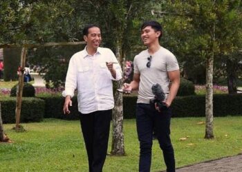JOKOWI (kiri) tidak menghalang keputusan anak bongsunya, Kaesang Pangarep untuk menyertai dunia politik.-AGENSI