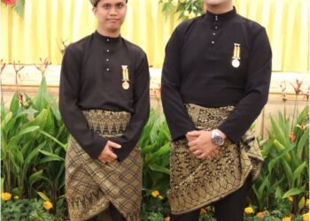TENGKU Imran Tengku Putera  (kanan) dan  Muhammad Fazree Ilzid Mohd. Yazid bersama Pingat Jasa Kebaktian.