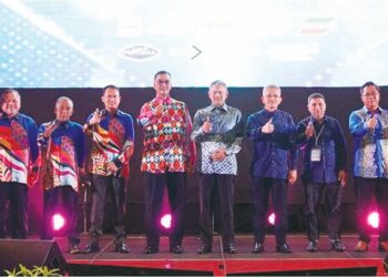 WAN Adnan Wan Derahman (enam, kiri) bersama pengurusan tertinggi syarikat Kumpulan PMINT pada majlis makan malam di Kuala Terengganu, semalam. – UTUSAN/KAMALIZA KAMARUDDIN