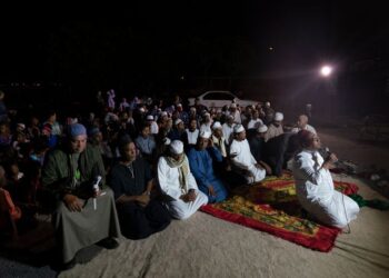 KUMPULAN ulama Afrika Selatan menggunakan zikir sebagai kaedah untuk bersihkan jiwa penduduk di pekan Maneberg. - SHIRAAZ MOHAMED