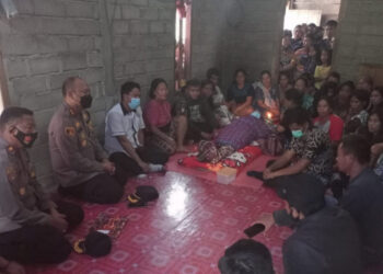 ANGGOTA polis melawat jenazah suspek yang meninggal ketika dalam tahanan di rumah keluarganya di Mamuju, Sulawesi Barat. - AGENSI