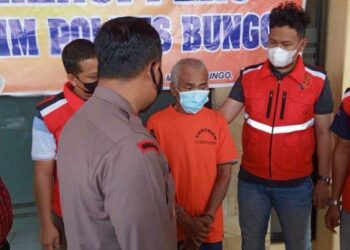 SUSPEK kini ditahan polis selepas mengaku membunuh adiknya dan membuang mayatnya di kawasan semak. - AGENSI