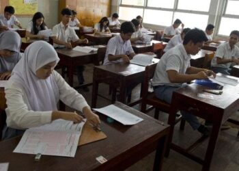 PERATURAN baharu itu hanya terpakai kepada SMA 1 dan SMA 6 di Kupang. - AGENSI 