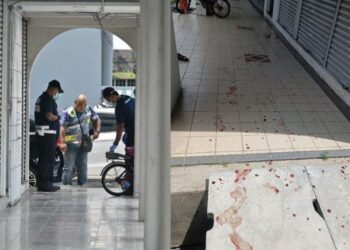 KESAN darah di sepanjang kaki lima pangsapuri di Gajah Berang, Melaka. - UTUSAN/DIYANATUL ATIQAH ZAKARYA