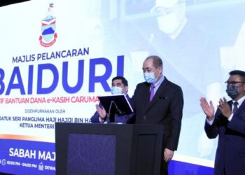 HAJIJI Noor (tengah) menyempurnakan gimik pelancaran Baiduri sambil disaksikan oleh Shahelmey Yahya (kiri) dan Safar Untong (kanan) di Menara Kinabalu hari ini.