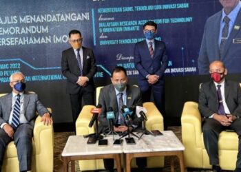 YAKUB Khan (duduk-tengah) bersama Ruddy Awah (kanan) dan Zainal Abidin (kiri) semasa sidang akhbar di Kota Kinabalu hari ini.