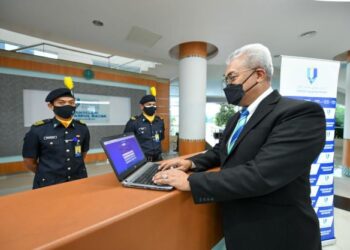 YUSERRIE  Zainuddin hadir pada hari pertama sebagai Naib Canselor UMP di UMP Kampus Pekan di Pekan, Pahang.