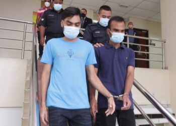 MIA Md. Somon (kiri) dan rakannya, Ali Alhaj didenda RM5,000 oleh Mahkamah Sesyen Ipoh hari ini atas kesalahan memberi rasuah kepada anggota polis. - UTUSAN/ASLIZA MUSA