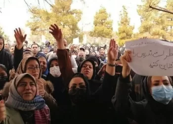 IBU bapa melakukan demonstrasi tanda protes selain menggesa kelas dalam talian dijalankan. -AGENSI