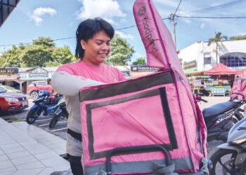 MUHAMMAD Fakhri Syazwan Mohd. Samsol bekerja sebagai penghantar makanan selepas lebih lima kali hadiri temu duga. 
– UTUSAN/mUHAMMAD SHAHIZAM TAZALI