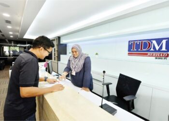 TDM Berhad yang ditubuhkan pada 1965 adalah salah satu sekuriti patuh syariah yang disenaraikan di pasaran utama Bursa Malaysia.