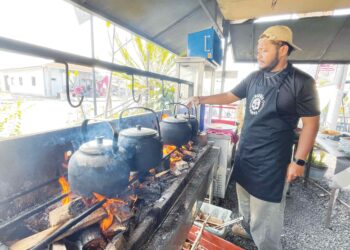 MINUMAN kopi O yang disediakan dengan menggunakan kayu api bagi membangkitkan aroma secawan kopi di Kafe Kopi O Kampung di Hutan Kampung, Alor Setar. – UTUSAN/JAMLIAH ABDULLAH