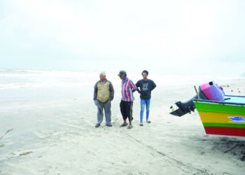 NELAYAN pantai masih menunggu keadaan kembali tenang untuk turun semula ke laut di Kampung Nelayan Pantai Berserah di Kuantan, Pahang. – UTUSAN/DIANA SURYA ABD WAHAB