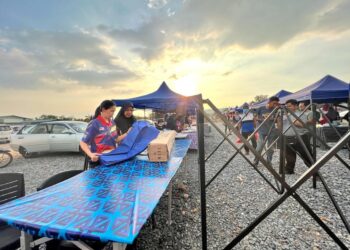 SOLINA Bidin (kanan) dan Gan Ay Ling melihat khemah baharu yang disediakan oleh pihak penganjur bagi membantu peniaga yang terjejas akibat ribut di bazar Ramadan Kampung Pengkalan Asam, Kangar, Perlis. – MINGGUAN/ASYRAF MUHAMMAD