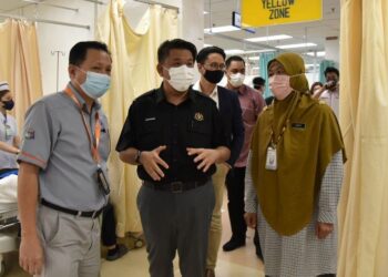 LUKANISMAN Awang Sauni (tengah) diberikan taklimat oleh Ketua Jabatan Perubatan HUS di Wad Kecemasan HUS, Kuching petang tadi.