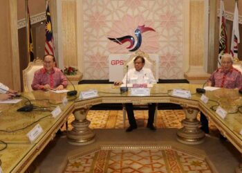 ABANG Johari (dua dari kanan) ketika bercakap dalam sidang media selepas mempengerusi Mesyuarat Ke-3 Majlis Tertinggi PBB, di Ibu Pejabat PBB Kuching Sarawak petang tadi.