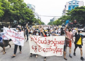 PENUNJUK perasaan menyertai demonstrasi membantah rampasan kuasa di pekan Thingangyun, Yangon. - AFP