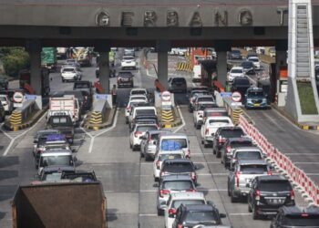 MANGSA tercicir berhampiran jalan menuju ke pintu gerbang tol di Pelabuhan Merak.-KOMPAS