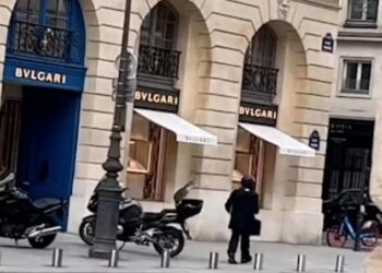 PEROMPAK memakai topi keledar dan balaclava hitam ketika merompak butik mewah Bulgari di Paris. - AGENSI