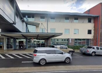JURURAWAT itu bekerja syif malam di Hospital Swasta Nepean di Kingswood, Sydney pada 29 Julai 2021. - AGENSI