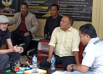 BRENTON Craig Abbas Abdullah McArthur (paling kiri) kini ditahan dan berdepan hukuman penjara lebih setahun jika disabit kesalahan. - AGENSI