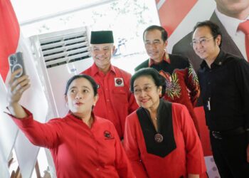 MEGAWATI Soekarnoputri (depan kanan) merakam gambar swafoto bersama Joko Widodo dan Ganjar Pranowo (belakang kiri) di Bogor. - AFP