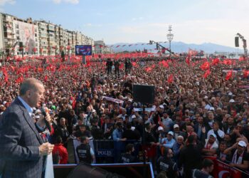 RECEP Tayyip Erdogan berucap di hadapan penyokongnya di Gundogdu Square di bandar Izmir Sabtu lalu.-AFP