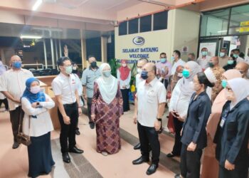 ZALIHA Mustafa (tiga dari kiri) turun padang meninjau keadaan di Hospital Tuanku Fauziah (HTF), Kangar, Perlis. – UTUSAN/ASYRAF MUHAMMAD