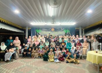 AHLI keluarga Syed Hussain Al-Edrus meneruskan aktiviti berkumpul beramai-ramai sempena raya yang diadakan di sebuah inap desa di Alor Setar.